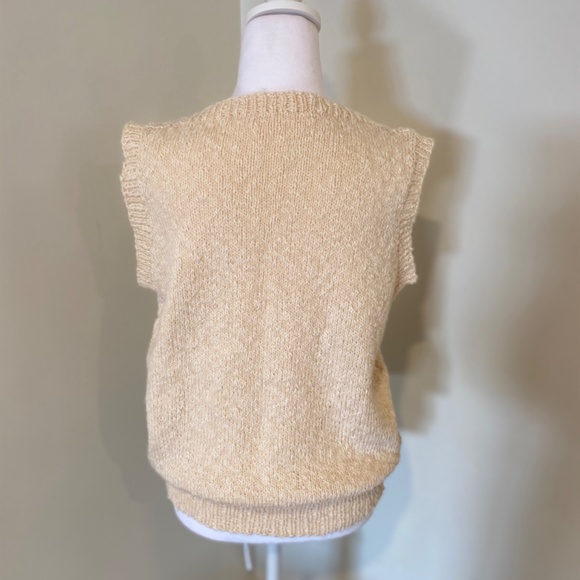 ✨ Vintage Cream Knit Vest – Cozy, Classic & So Chic! ✨ - Picture 4 of 7